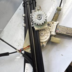 Leve vitre electrique avant droit BMW SERIE 1 E81 Essence - Image 1