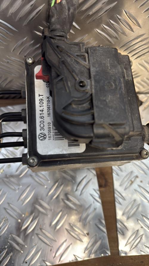Bloc ABS (freins anti-blocage) VOLKSWAGEN PASSAT 5 CC COUPE Diesel - Image 1
