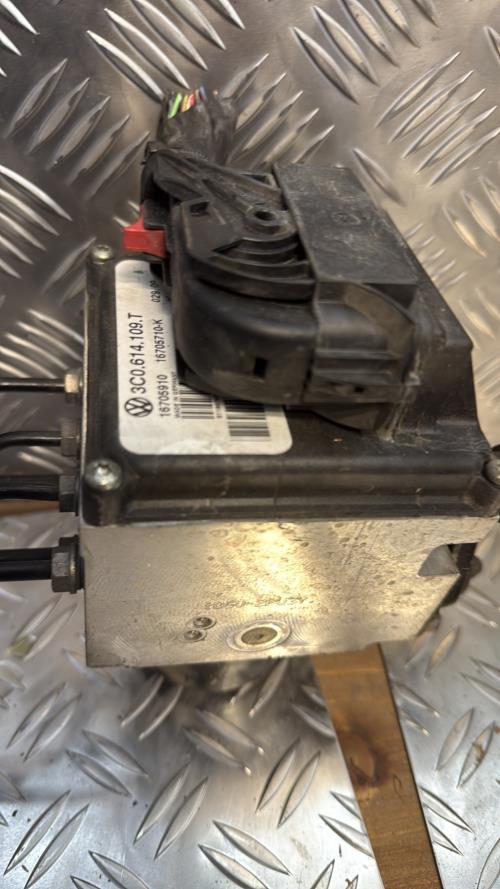 Bloc ABS (freins anti-blocage) VOLKSWAGEN PASSAT 5 CC COUPE Diesel - Image 2