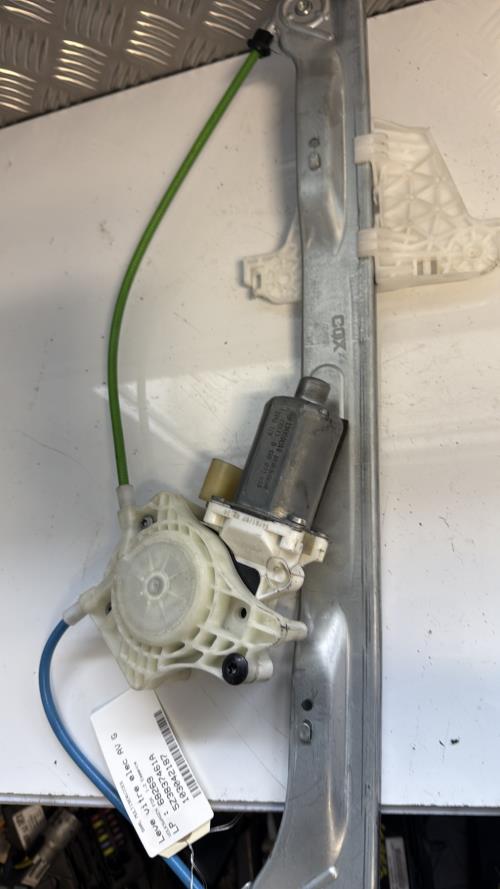 Leve vitre electrique avant gauche VOLKSWAGEN FOX Essence - Image 1