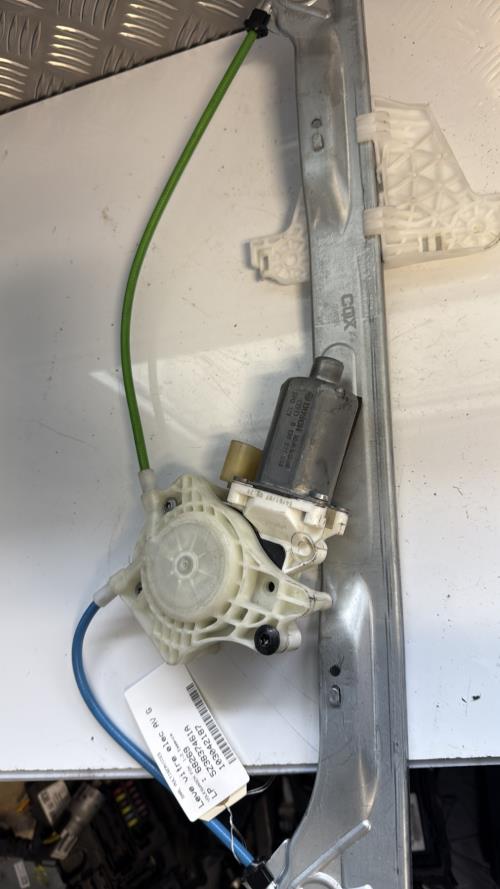 Leve vitre electrique avant gauche VOLKSWAGEN FOX Essence - Image 3