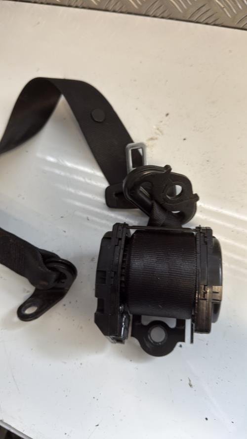 Ceinture arriere gauche VOLKSWAGEN FOX Essence - Image 2