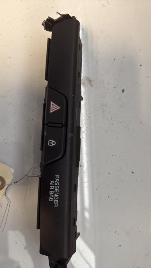 Bouton de warning KIA RIO 4 PHASE 1 Essence - Image 1