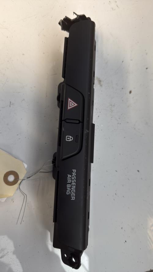 Bouton de warning KIA RIO 4 PHASE 1 Essence - Image 3