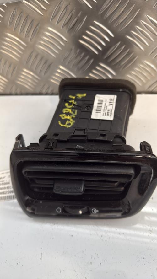 Aerateur tableau de bord avant gauche KIA RIO 4 PHASE 1 Essence - Image 1
