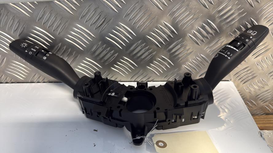 Com (Bloc Contacteur Tournant+Commodo Essuie Glace+Commodo Phare) KIA RIO 4 PHASE 1 Essence - Image 1