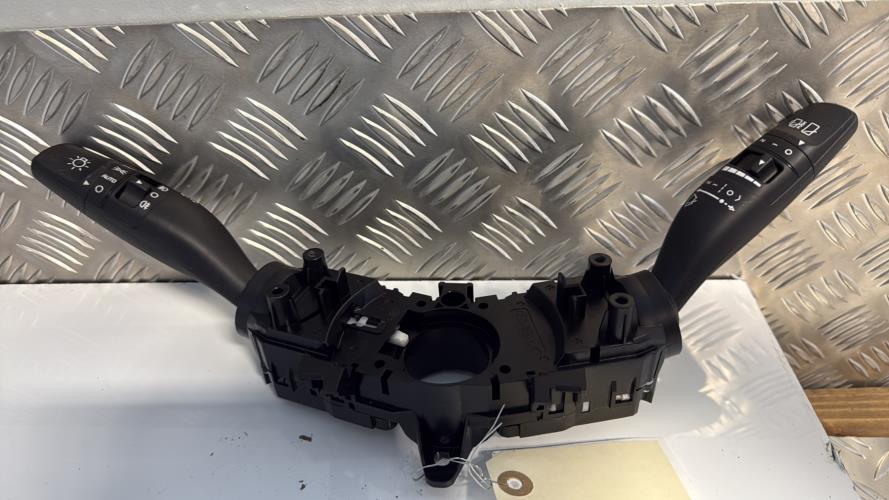 Com (Bloc Contacteur Tournant+Commodo Essuie Glace+Commodo Phare) KIA RIO 4 PHASE 1 Essence - Image 2