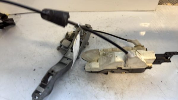 Serrure avant gauche PEUGEOT 308 1 SW PHASE 1 BREAK Diesel - Image 2