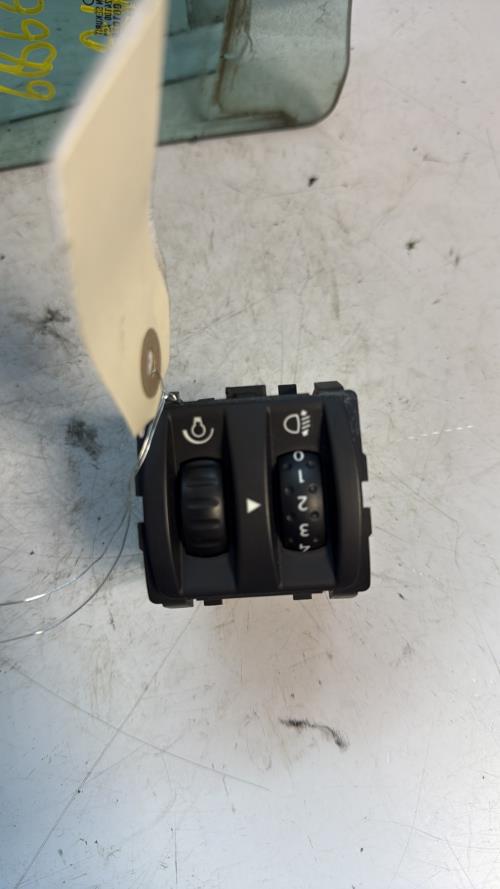 Commande de reglage hauteur de phare RENAULT CLIO 4 PHASE 1 Diesel - Image 1