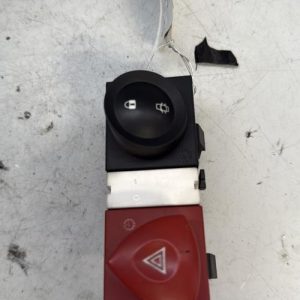 Bouton de warning RENAULT MEGANE 2 PHASE 1 BREAK Diesel - Image 1