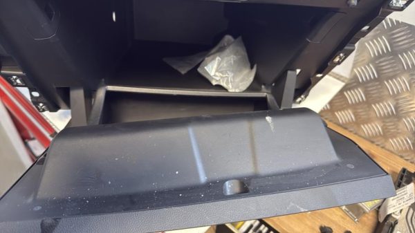 Boite a gants RENAULT CLIO 5 Essence - Image 1