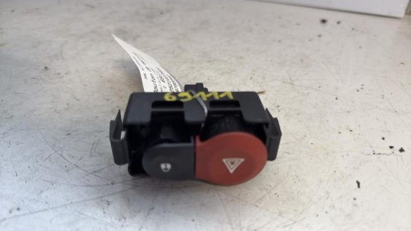 Bouton de warning RENAULT CLIO 3 PHASE 1 Essence - Image 2