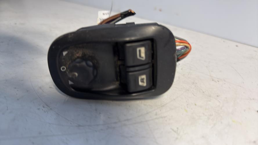 Interrupteur de leve vitre avant gauche PEUGEOT 206 PHASE 2 Essence - Image 1
