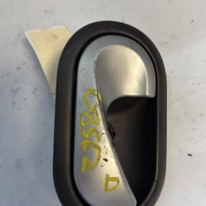Poignee interieur avant droit RENAULT CLIO 3 PHASE 1 Diesel - Image 1