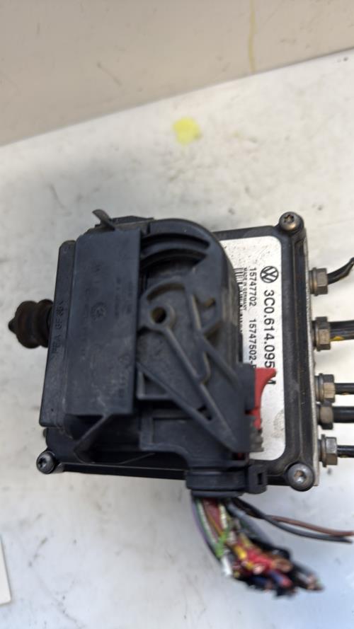 Bloc ABS (freins anti-blocage) VOLKSWAGEN PASSAT 5 BREAK Diesel - Image 2
