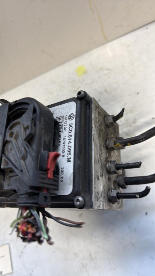Bloc ABS (freins anti-blocage) VOLKSWAGEN PASSAT 5 BREAK Diesel - Image 3