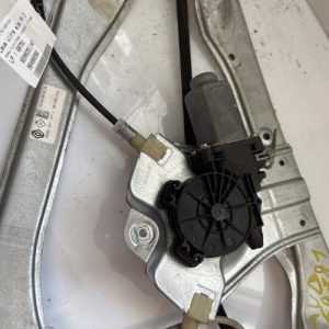 Leve vitre electrique avant droit RENAULT CLIO 3 PHASE 1 Diesel - Image 1