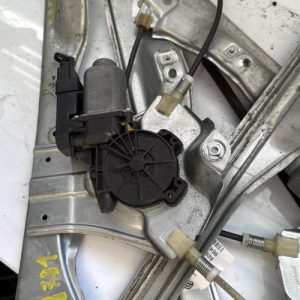 Leve vitre electrique avant gauche RENAULT CLIO 3 PHASE 1 Diesel - Image 1