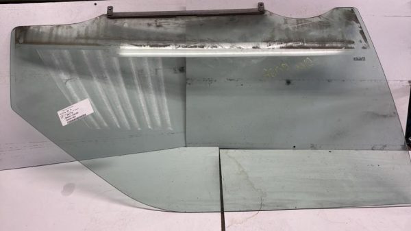 Vitre avant droit SUZUKI SWIFT 3 Essence - Image 1