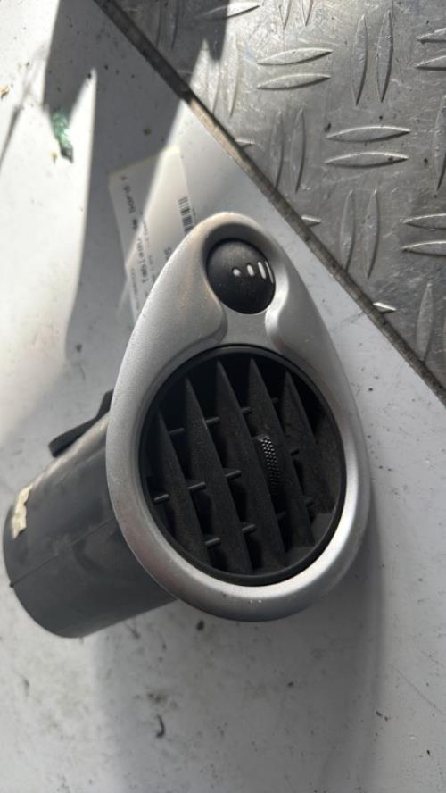 Aerateur tableau de bord avant gauche RENAULT CLIO 2 PHASE 1 Essence - Image 1