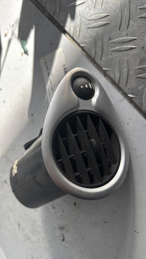 Aerateur tableau de bord avant gauche RENAULT CLIO 2 PHASE 1 Essence - Image 2