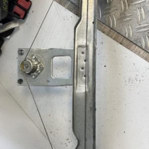 Leve vitre mecanique avant droit DACIA SANDERO 1 Essence - Image 1