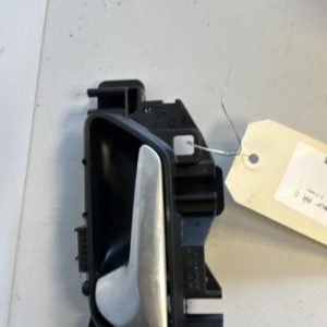 Poignee interieur arriere gauche PEUGEOT 308 2 SW PHASE 1 BREAK Diesel - Image 1