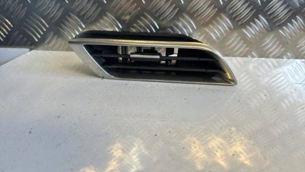 Aerateur tableau de bord PEUGEOT 3008 2 PHASE 1 Essence - Image 3