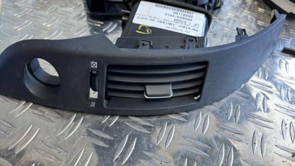 Aerateur tableau de bord TOYOTA COROLLA VERSO 2 PHASE 1 Diesel - Image 2