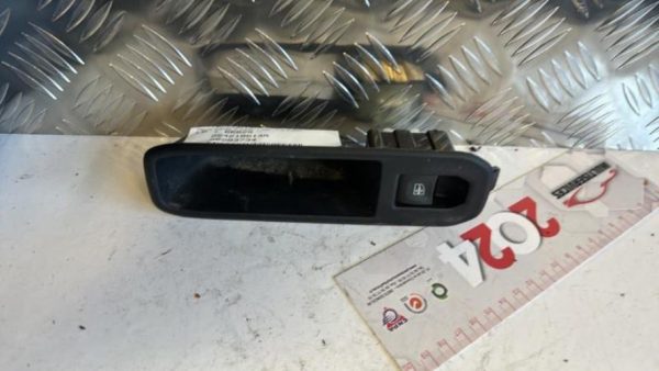 Interrupteur de leve vitre arriere gauche DACIA DUSTER 2 PHASE 1 Diesel - Image 1