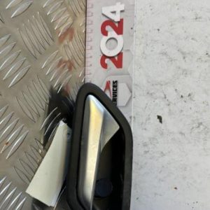 Poignee interieur avant gauche DACIA DUSTER 2 PHASE 1 Diesel - Image 1