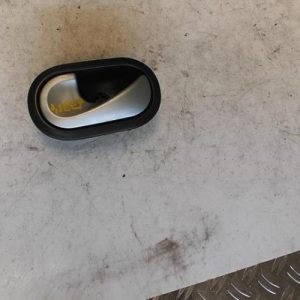 Poignee interieur avant gauche RENAULT TWINGO 2 PHASE 1 Essence - Image 1