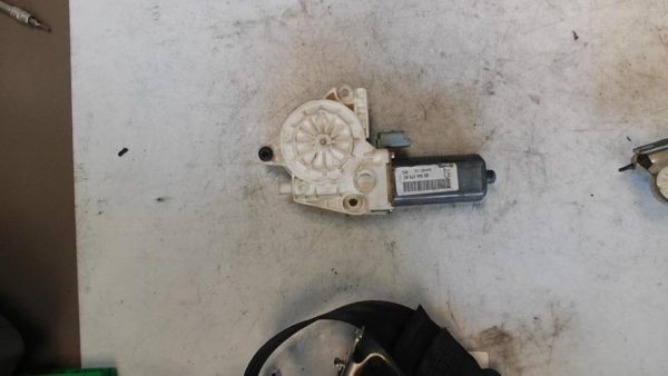 Moteur leve vitre avant gauche PEUGEOT 307 PHASE 1 Essence - Image 3