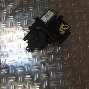 Moteur leve vitre avant droit VOLKSWAGEN POLO 4 PHASE 1 Essence - Image 1