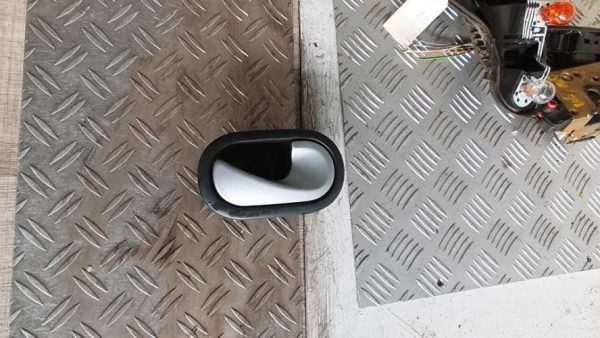 Poignee interieur avant droit RENAULT TWINGO 2 PHASE 1 Essence - Image 2