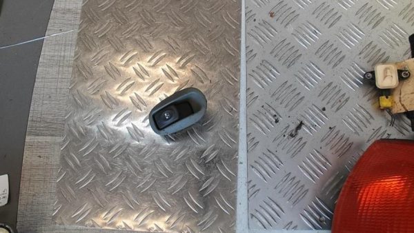 Interrupteur de leve vitre arriere droit RENAULT SCENIC 1 PHASE 2 Essence - Image 3