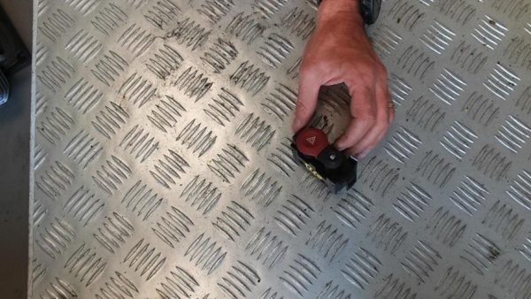 Bouton de warning RENAULT CLIO 3 PHASE 2 Diesel - Image 2