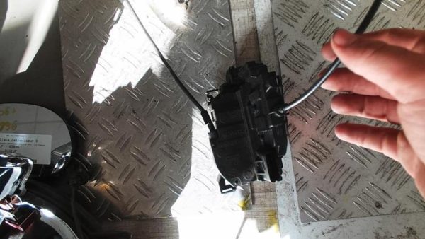 Serrure arriere droit RENAULT SCENIC 3 PHASE 3 Diesel - Image 2