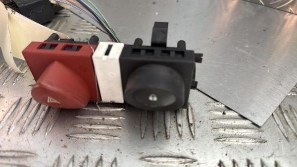 Bouton de warning RENAULT MEGANE 2 PHASE 2 Essence - Image 2