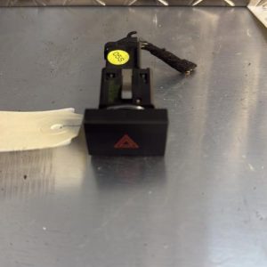 Bouton de warning VOLKSWAGEN POLO 5 PHASE 1 Diesel - Image 1