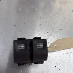 Interrupteur de leve vitre avant gauche DACIA SANDERO 2 PHASE 1 Essence - Image 1