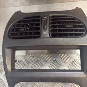 Aerateur tableau de bord PEUGEOT 206 PHASE 1 Essence - Image 1