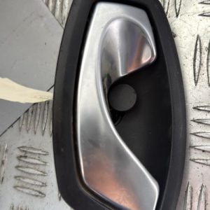 Poignee interieur arriere gauche RENAULT MEGANE 3 PHASE 1 Diesel - Image 1