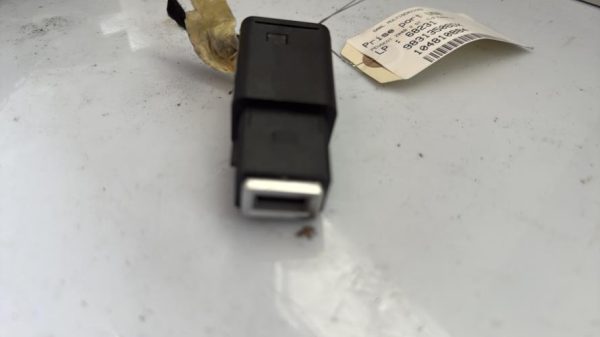 Prise port USB PEUGEOT 2008 2 Essence - Image 3
