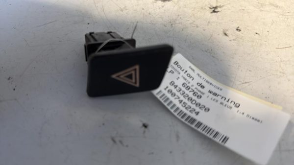 Bouton de warning TOYOTA YARIS 2 PHASE 1 Diesel - Image 1
