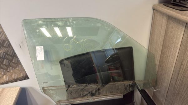 Vitre avant droit SUZUKI SWIFT 3 Diesel - Image 2