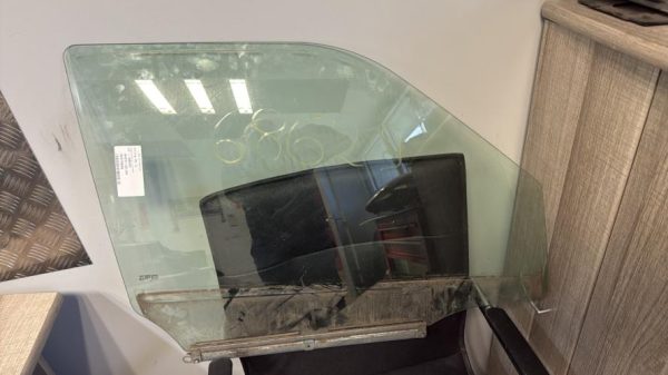 Vitre avant droit SUZUKI SWIFT 3 Diesel - Image 3