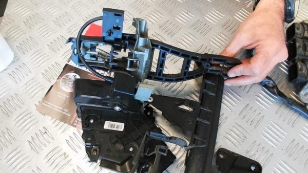 Serrure arriere gauche FORD FOCUS 2 PHASE 1 Diesel - Image 2