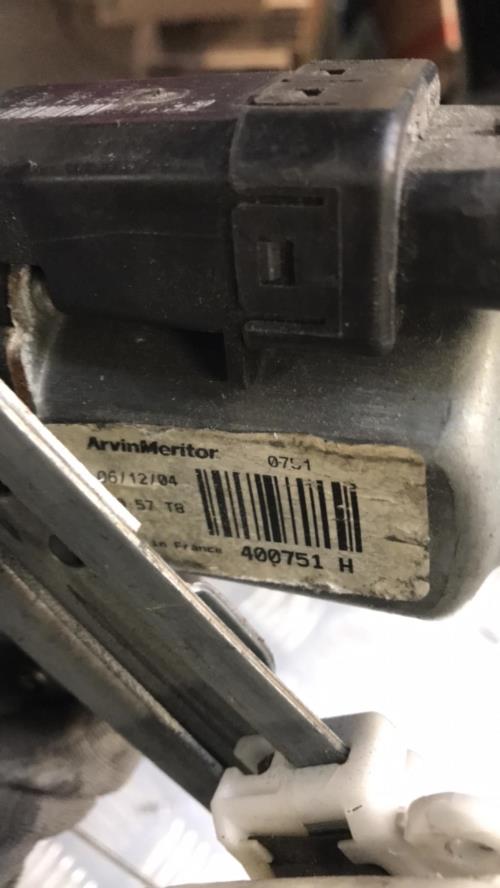 Leve vitre electrique arriere gauche RENAULT - Image 1