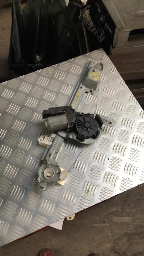 Leve vitre electrique arriere gauche RENAULT - Image 2